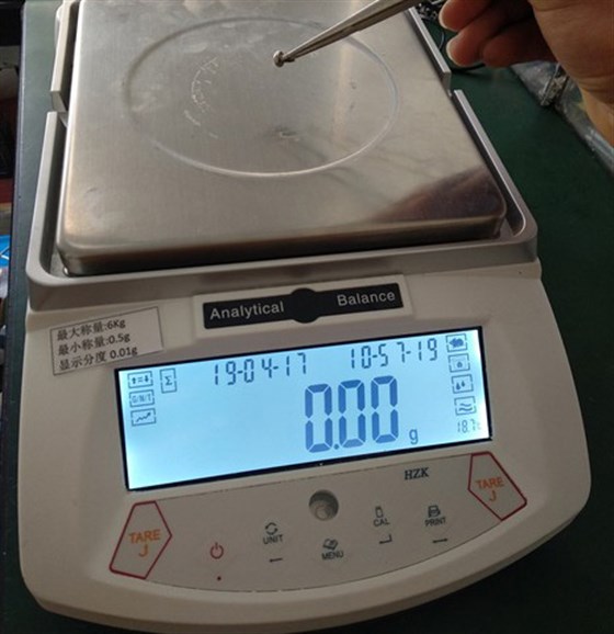 在秤盤上放置被測(cè)物品
