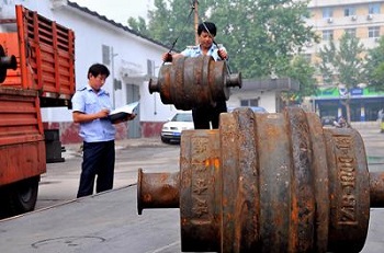 執(zhí)法人員在對電子汽車衡實行測量檢定