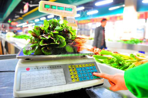 被質(zhì)疑的市場公平秤，買菜稱重誰把關