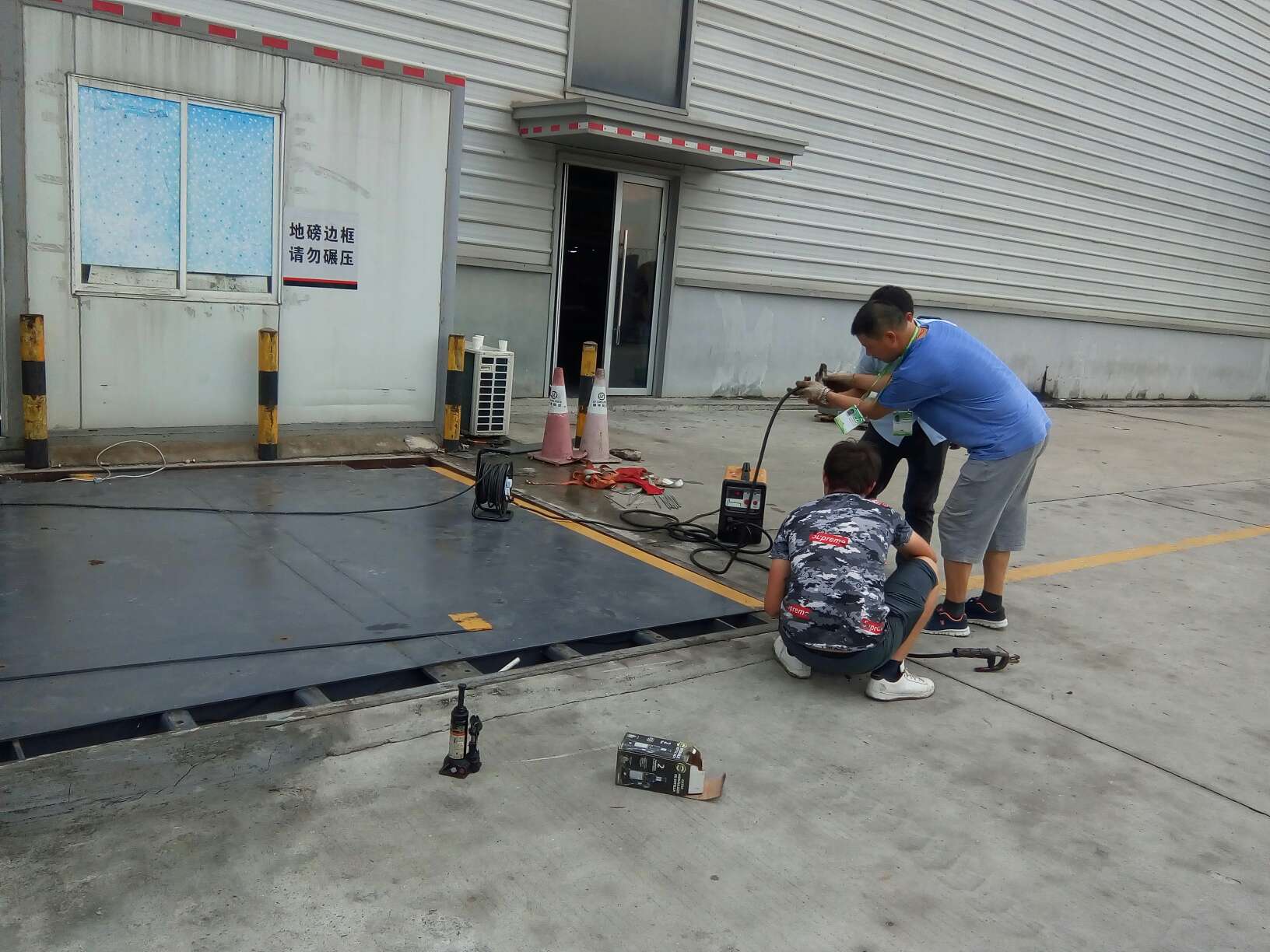 深圳飛機場順豐物流快遞，兩臺電子地塝做線性校準(zhǔn)